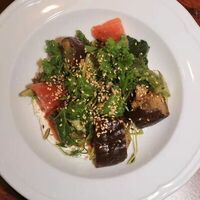 Печеные баклажаны с томатами и мягким сыром в Луи