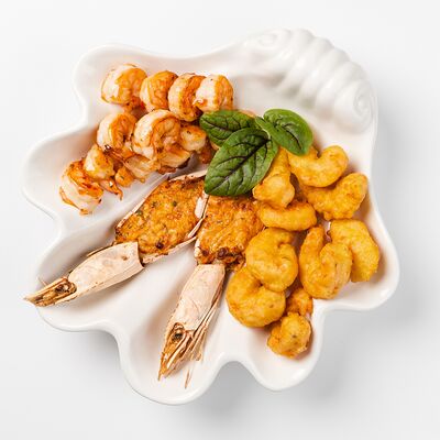 Ассорти из тигровых, атлантических креветок и лангустин в Омулевочная по цене 1300 ₽