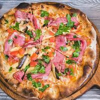 Пицца с пастрами из говядины и козьим сыром в Villa Pasta