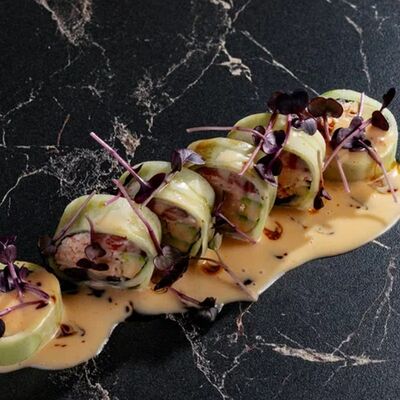 Тунец с соусом лемонграсс в огурце в Gills по цене 990 ₽