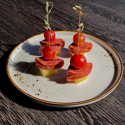 Канапе с колбасой 4 штуки в Бк первый по цене 320 ₽