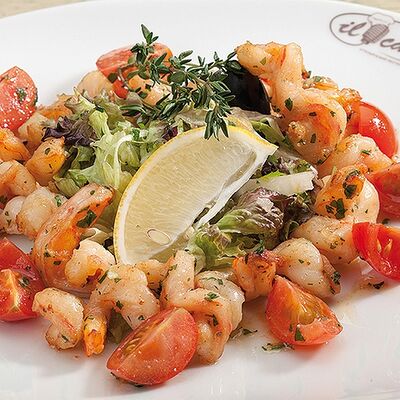 Салат с жареными креветками, чесноком и черри в Il Canto по цене 1550 ₽