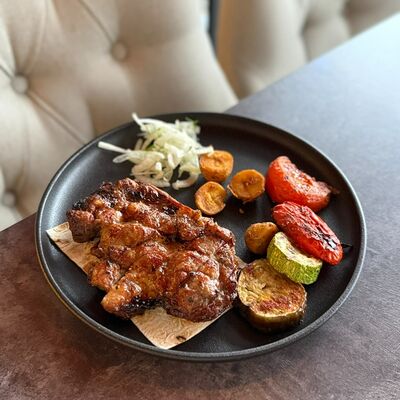 Стейк из свиной шейки с овощами гриль в Chili по цене 690 ₽