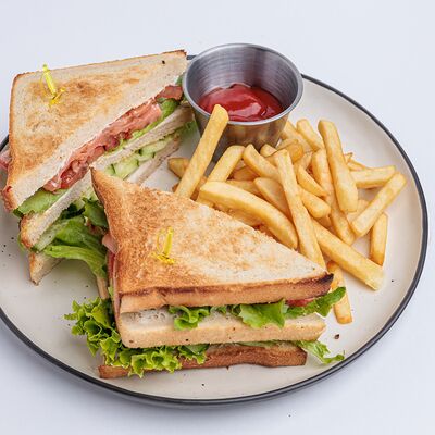 Клаб-сэндвич с лососем холодного копчения комбо в PINTA Bar & Grill по цене 4690 ₸