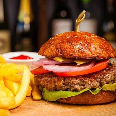 Бургер из мраморной говядины в Wine room gallery по цене 870 ₽