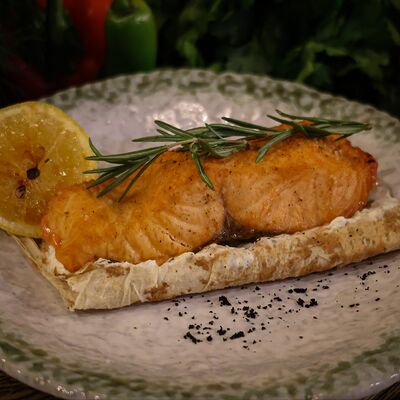 Стейк из лосося на мангале в Мзиани по цене 1400 ₽