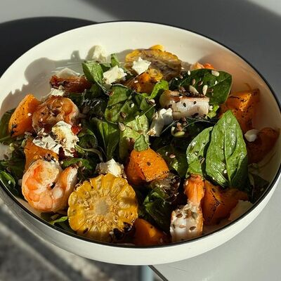 Салат с креветками, тыквой и сладкой кукурузой в Camon Cafe по цене 720 ₽