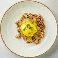 Бифштекс с яичным соусом и гречетто в Кэрри