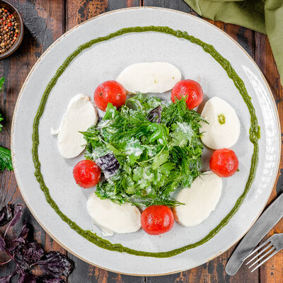 Салат Моцарелла с бланшированными томатами в Роял Палас по цене 690 ₽