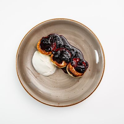 Сырники с черничным вареньем и сметаной в White Fox Cafe по цене 645 ₽