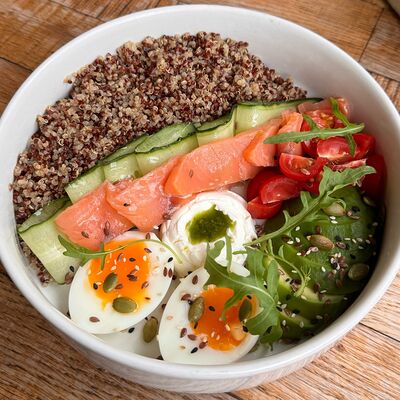 Завтрак с лососем холодного копчения и киноа в BUENO cafe по цене 990 ₽