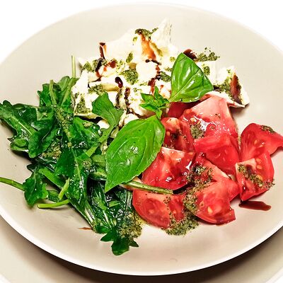 Салат Капрезе в Tempo Della Pizza по цене 420 ₽