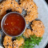 Креветки криспи с соусом свит чили в РомаНальёт Pub