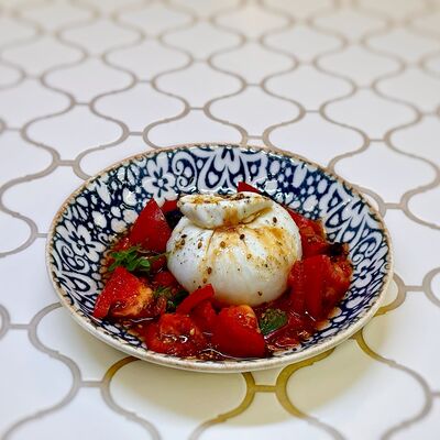 Буррата с томатами в Maroon по цене 950 ₽