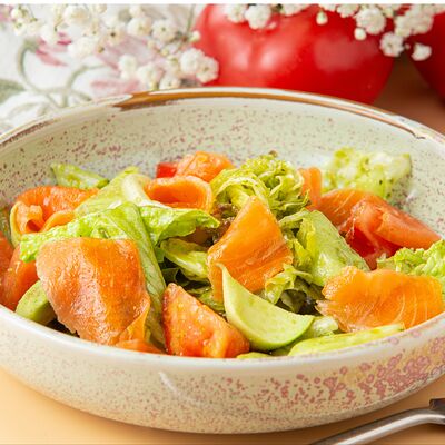 Салат с форелью в Cafe People по цене 550 ₽