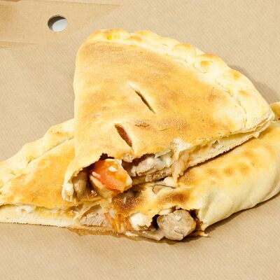 Кальцоне с мясом в Hot-Pizza по цене 390 ₽