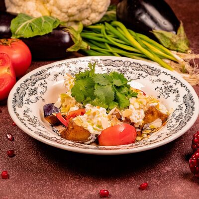 Салат с жареными баклажанами, миндалем и сыром страчателлав Чичилаки по цене 720 ₽