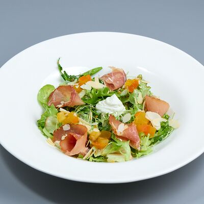 Салат с пармской ветчиной, муссом из горгонзолы и пряной хурмой в Stella Lounge по цене 33 р.