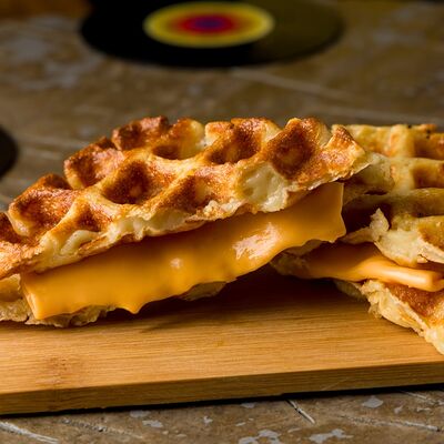 Сытные сырные бельгийские вафли с расплавленным чеддером в BEATS BREW по цене 800 ₽