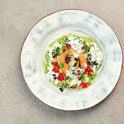 Рулет из форели с молодым шпинатом, птитимом и сливочным соусом в Pivino по цене 850