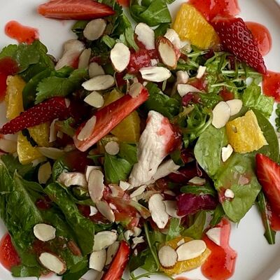 Филе цыпленка, клубника, апельсин, миндаль в Crystal по цене 760 ₽