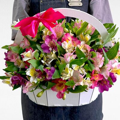 Корзинка с 15 альстромериями #74 в Arsentev Flowers по цене 3489 ₽