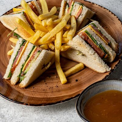 Клаб-сэндвич с курицей в Сакура по цене 680 ₽