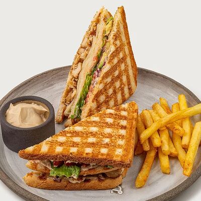 Сэндвич с курицей су-вид, сыром моцарелла и авокадо в Дело по цене 690 ₽