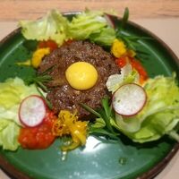 Бифштекс из телятины с овощным гарниром в Черёхин