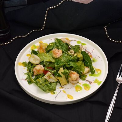 Салат с морепродуктами и манговым соусом в Правда по цене 750 ₽