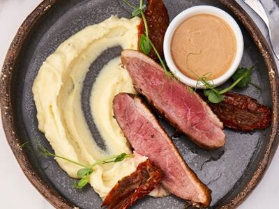 Утиная грудка с картофельным пюре и вялеными томатами в Mojo по цене 680