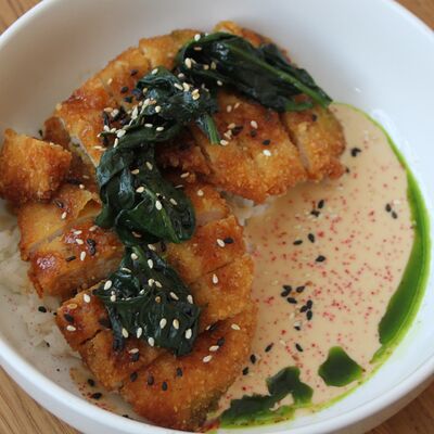 Хрустящая курица тонкацу с припущенным шпинатом в Гербарий по цене 550 ₽