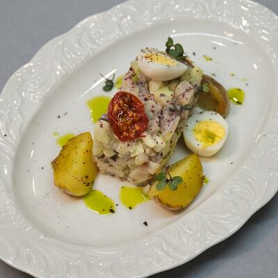 Тартар из сельди с зеленым яблоком и печеным картофелем в Мёд и Масло по цене 536 ₽