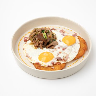 Глазунья на картофельных оладьях со свиным окороком в Неспешник по цене 1050 ₽