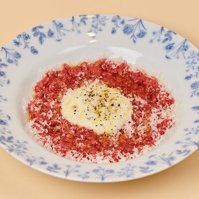 Тартар из говядины, фондю из горгонзолы в Kalabasa по цене 1563 ₽