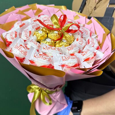 Букет из конфет Дуэт с ферреро в Крейзибукет - Клубника в шоколаде по цене 3899 ₽