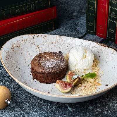 Шоколадный фондан с мороженым в McKey Pub & Restauraunt по цене 540 ₽
