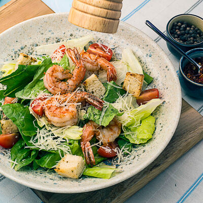 Салат Цезарь с креветками в Курагадиван по цене 370