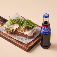 Брускетта с тамбовским окороком и напиток Эвервесс Кола 250 мл в Сыроварня