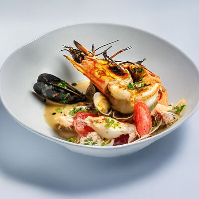 Соте из морепродуктов на белом вине с копчеными узбекскими томатами и хрустящим багетом в Sadko по цене 1618 ₽