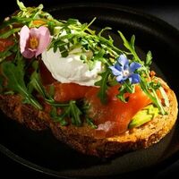 Брускетта с лососем и яйцом пашот в Cocos Lounge