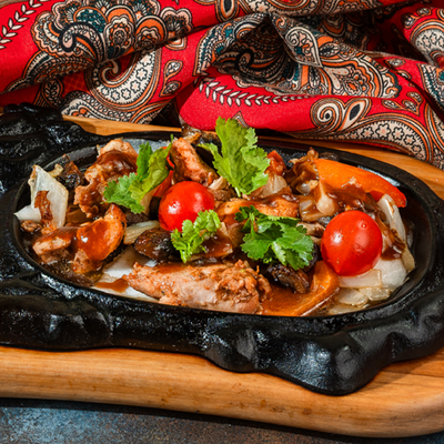 Садж с курицей и овощами в Узбечка по цене 525 ₽
