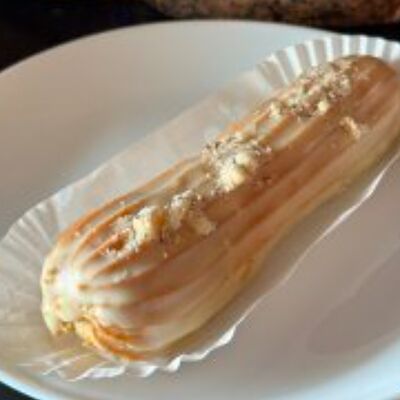 Эклер ореховый в ХВОСТ по цене 180 ₽