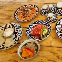 Логотип ТРИ КАЗАНА плов манты шурпа