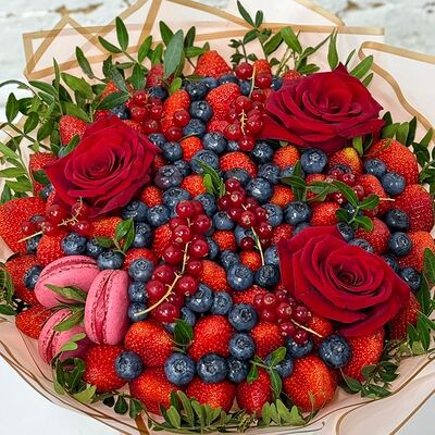 Букет из роз и ягодв Buketonline - Съедобные букеты и клубника в шоколаде по цене 5720 ₽