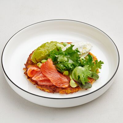 Драник с малосольной форелью и гуакамоле в Benedict breakfast & lounge по цене 850 ₽