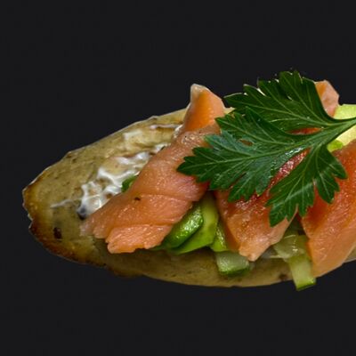 Брускетта с семгой и авокадо в Кофе-Тюр по цене 432 ₽