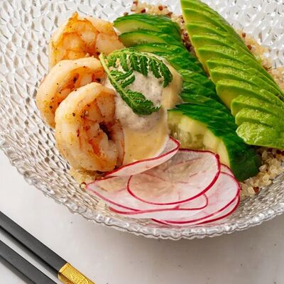 Поке боул с киноа, авокадо и креветкамив Море на Патриках по цене 990