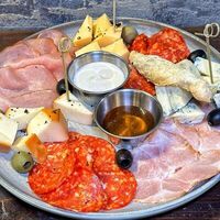 Закуска из мясных деликатесов и благородных сыров в FABRIKA