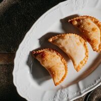Мини-чебуреки с крабом и креветками в Lele Kitchen & Wine
